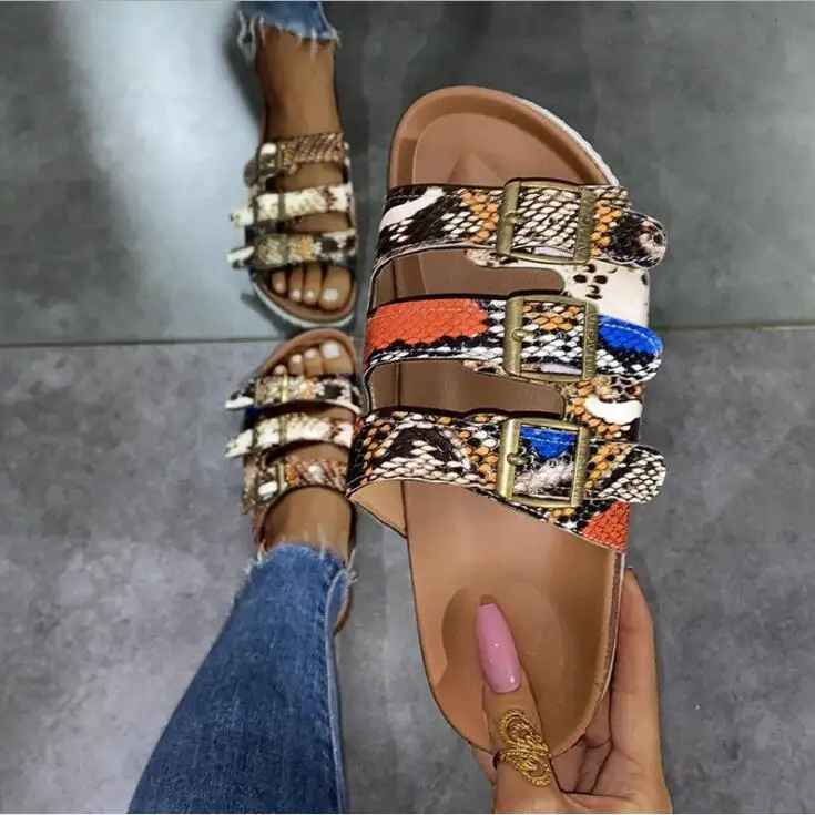 

Женские кожаные шлепанцы, трехслойные тапки с золотой пряжкой, на плоской резиновой нескользящей подошве, для пляжа и отдыха, для весны и ле...