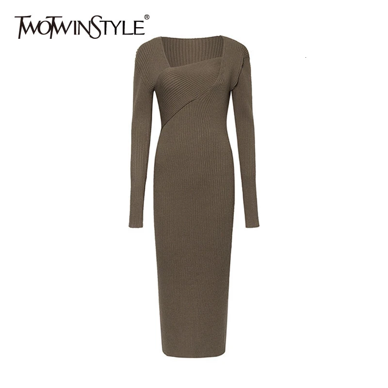 Женское вязаное платье TWOTWINSTYLE белое асимметричное с длинными рукавами высокой