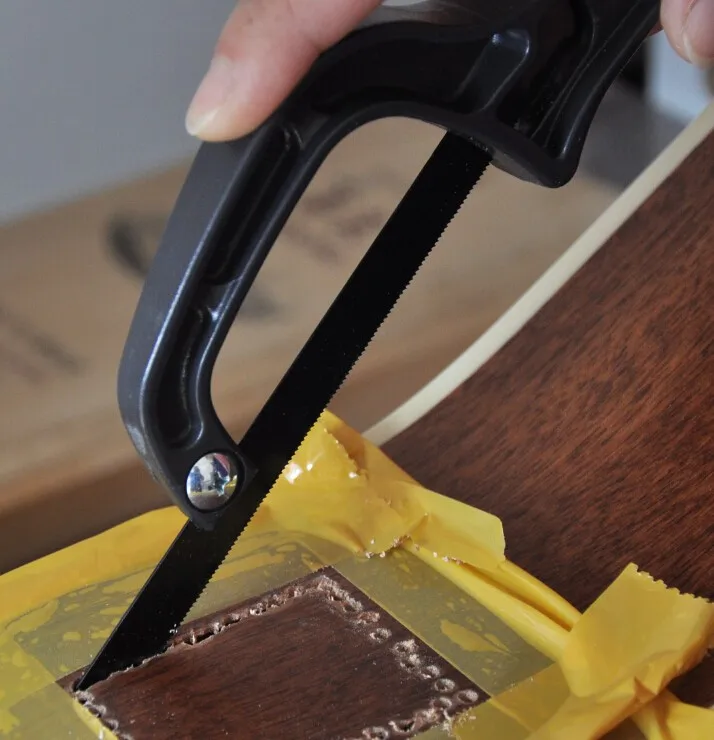 Open hole saw guitar pickup installed special saw saw the guitar maintenance tools in hand