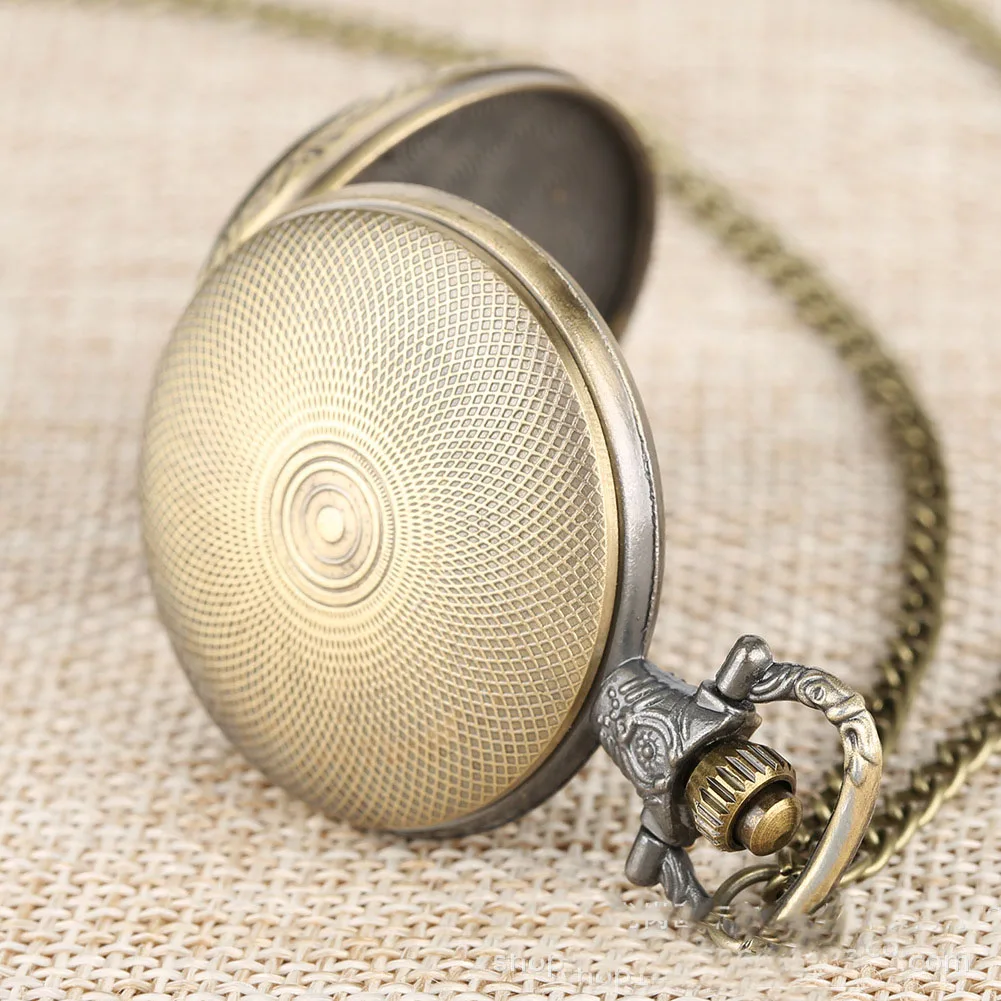 

Men Battery Powered Analog Quartz Engraved Pocket Watch Removable Chain Decoration Portable Pendant Stars Stripes Print Retro
