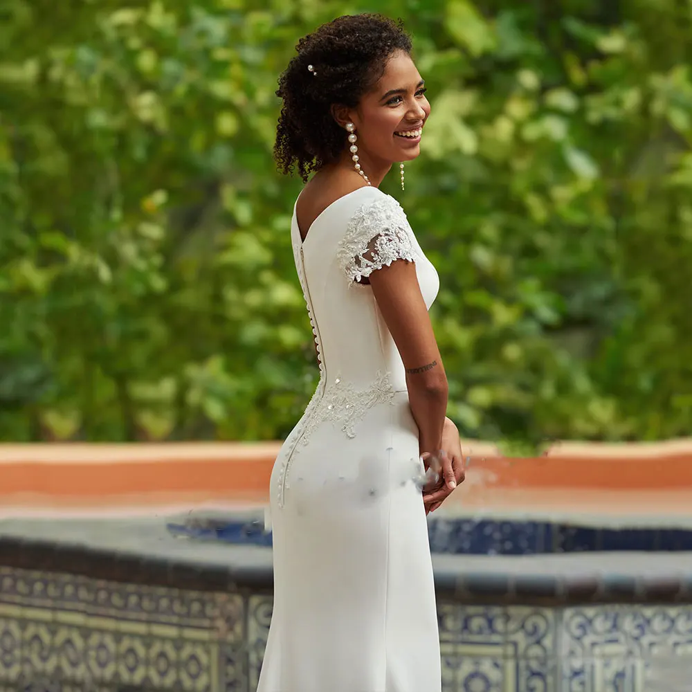 Женское свадебное платье с юбкой-годе белое простое V-образным вырезом и коротким