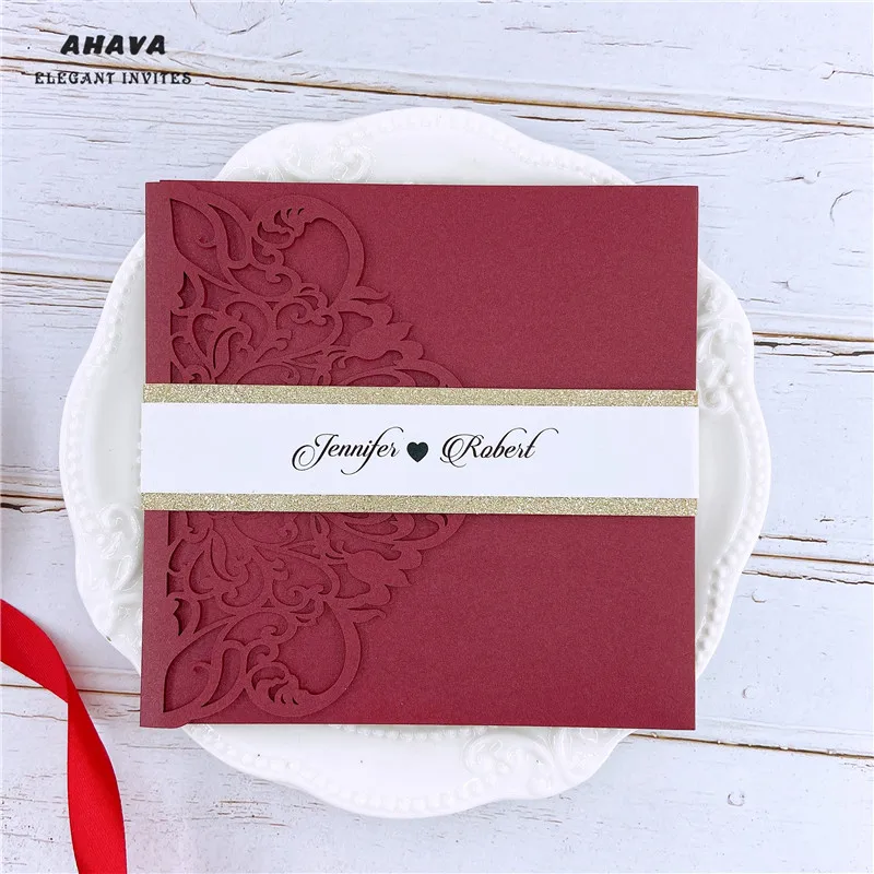 

Бесплатная доставка, 50 шт., бордовая лазерная резка, три сложения, свадебные пригласительные открытки, набор, конверт, персонализированные к...