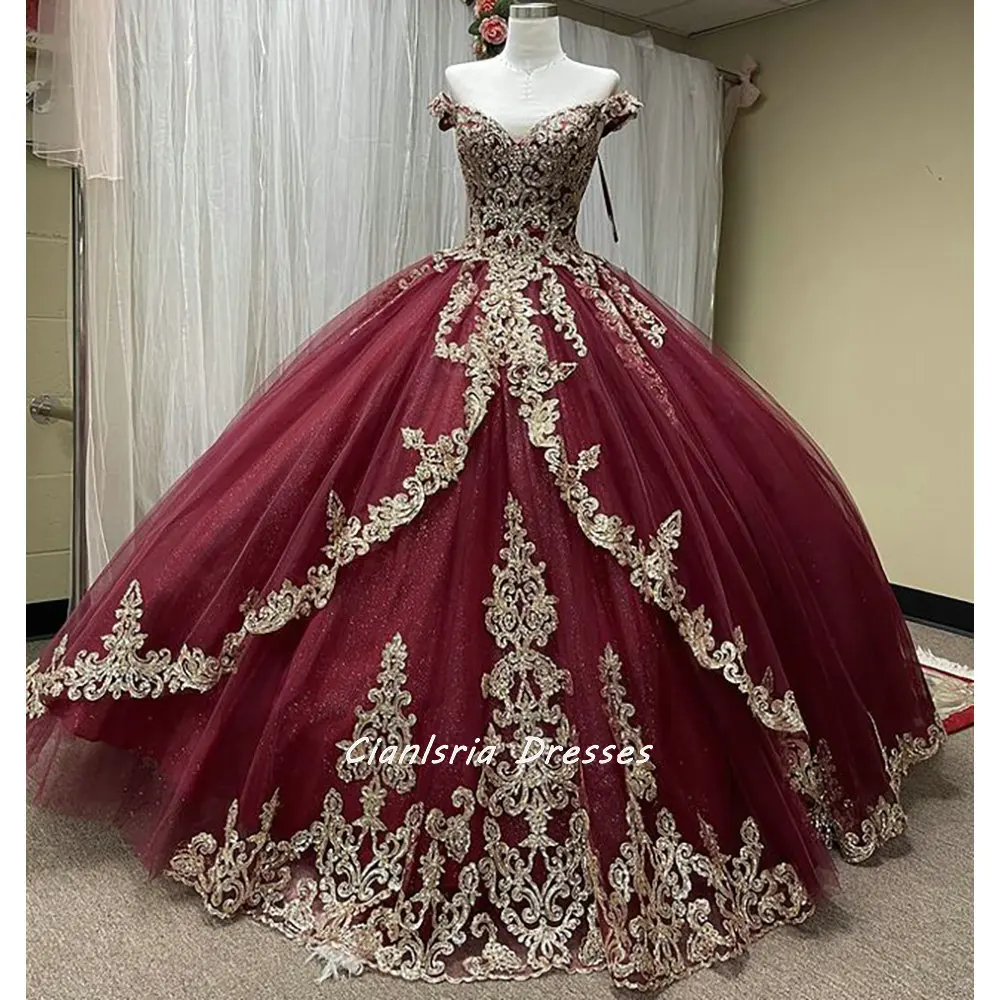 

Бальное платье бордового цвета, платья для Quinceanera, Золотые Аппликации, кружевное, с открытыми плечами, с кристаллами, для вечеринки, милое пл...