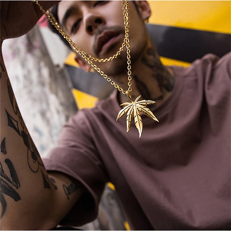

Maple Leaf Necklace Hemp Leaf Pendant Charm Necklace Men e-Girl Gift Jewelry Necklace Hip Hop Jewelry Glittery