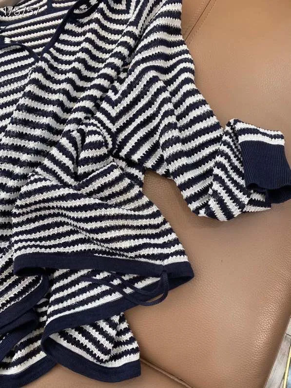 

2021 spring and autumn leisure age reduction black and white stripe hollow jacquard hooded design V-neck loose linen T-shirt