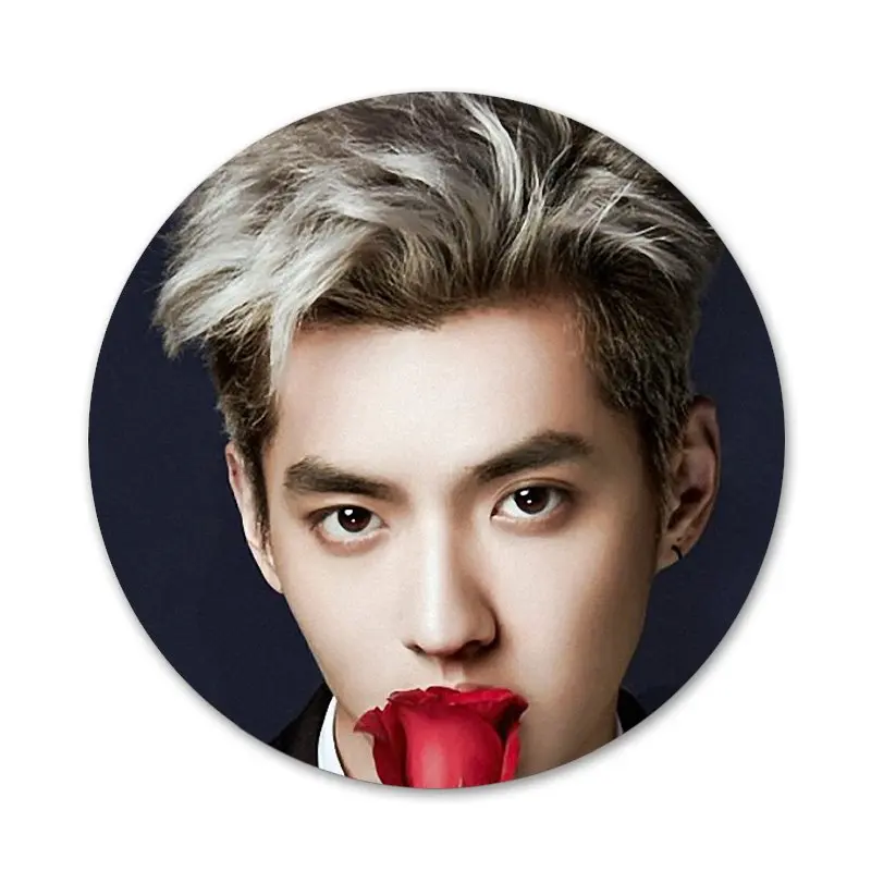 Брошь-значок Kris Wu Yifan Exo Kpop 58 мм для косплея и украшения одежды и рюкзаков.