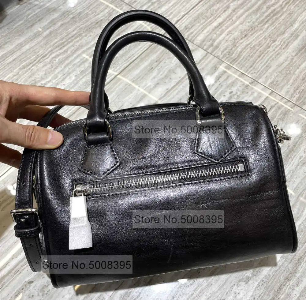 

2021ss Woman Black Fashion Leather Messenger bags with Rivets handle Crossover Ajustable Single Shoulder strap Zipper Wild Studs