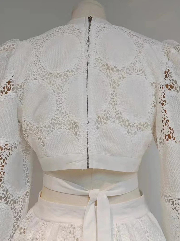 Женское кружевное платье VGH белое однотонное средней длины с V-образным вырезом и