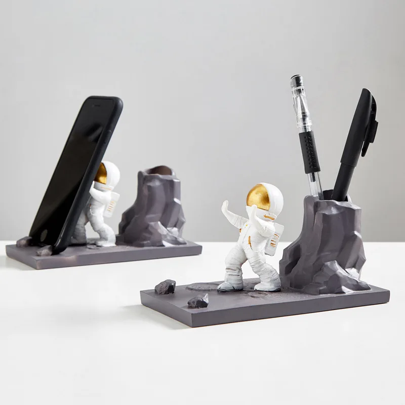 

Creative Nordic Resin Astronaut Pen Holder Mobile Phone Holder Office Living Room Desktop Decoration Practical Ornaments Small