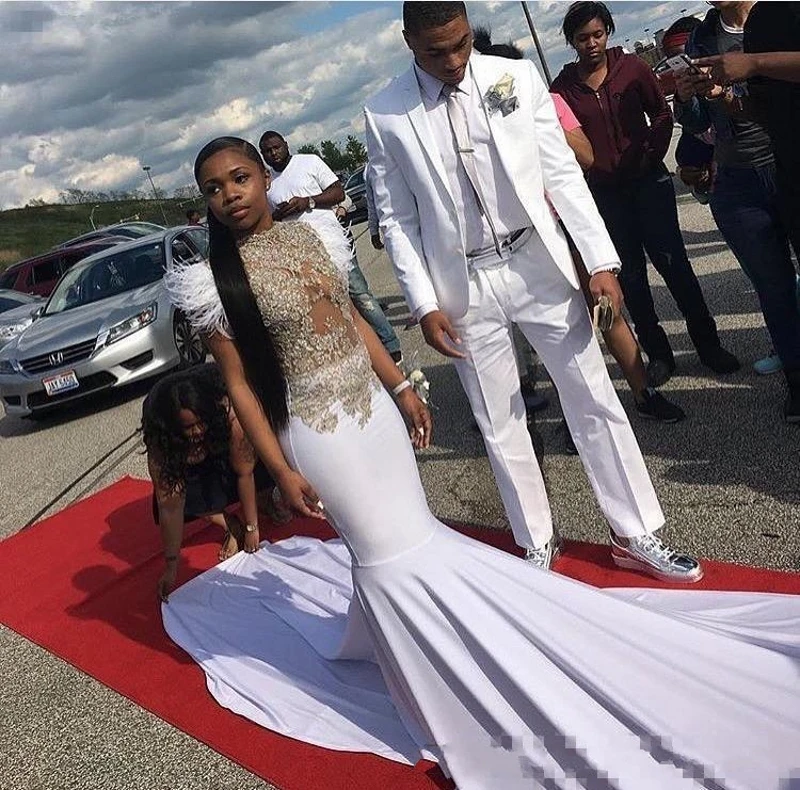 

Элегантное женское платье для выпускного вечера с прозрачной горловиной и шлейфом с белыми перьями