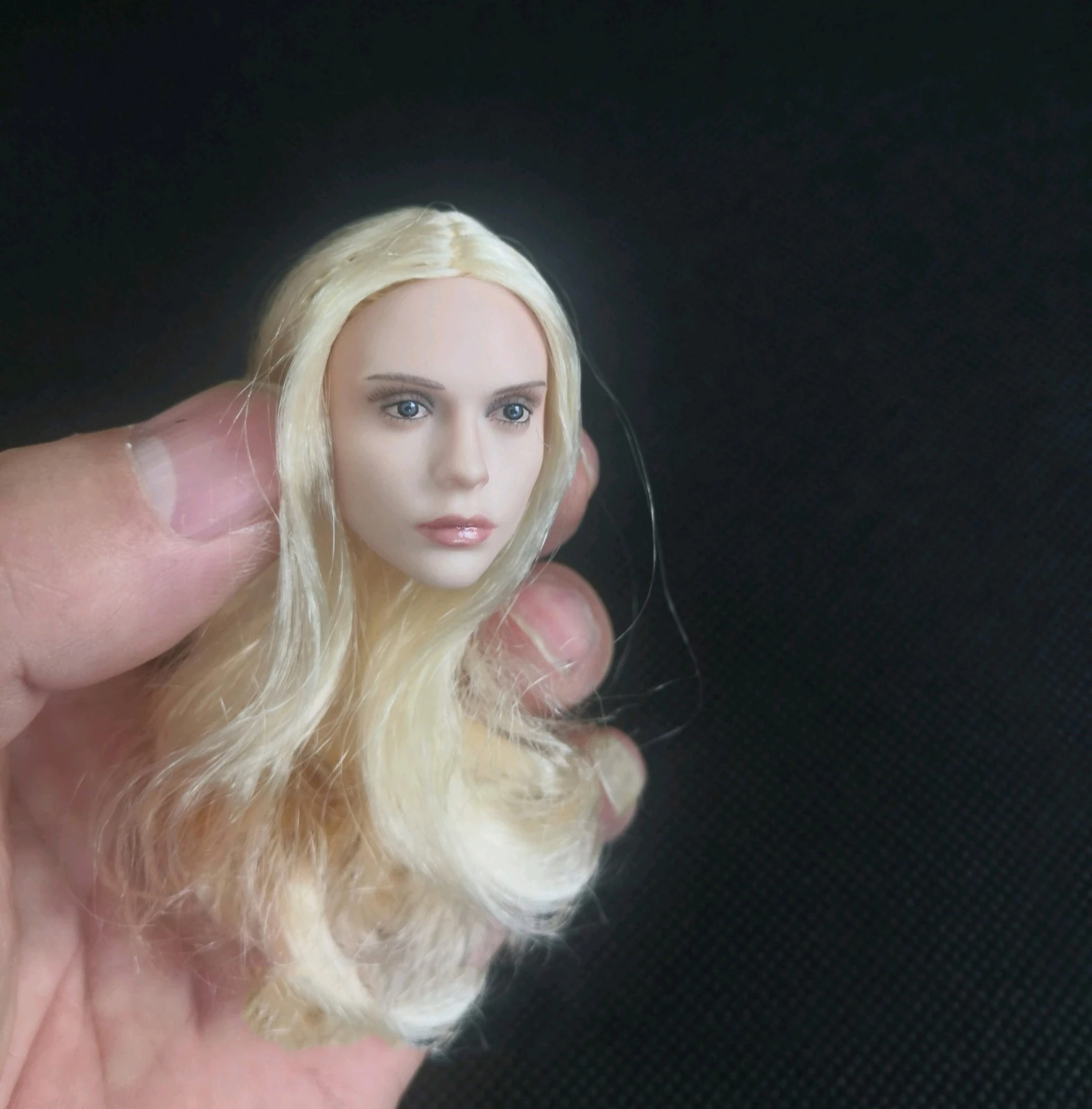 

1:6 Beauty Head Carved Babes Avril Lavigne European And American Stars Head Carved 12-inch Female Dolls / Soldiers Available