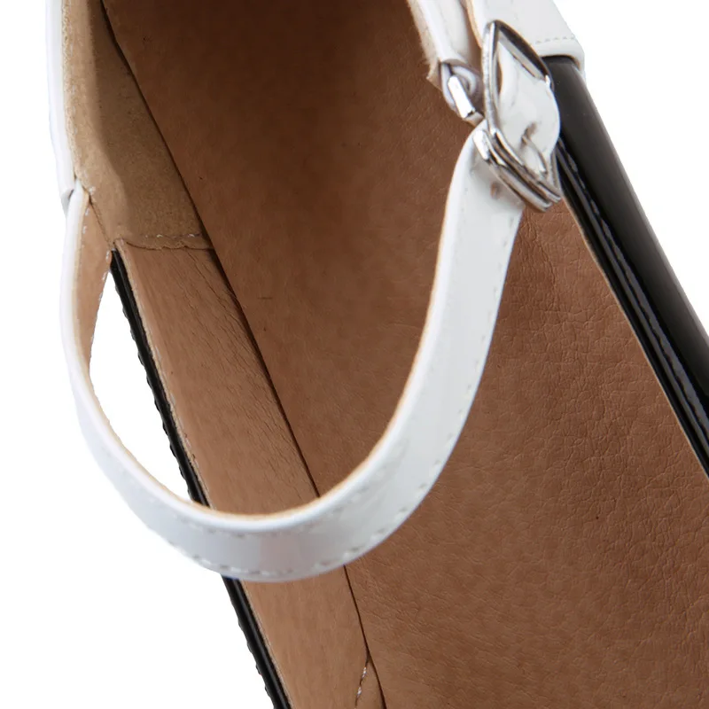 Женские туфли на ремешке с пряжкой разноцветные в школьном стиле круглым носком