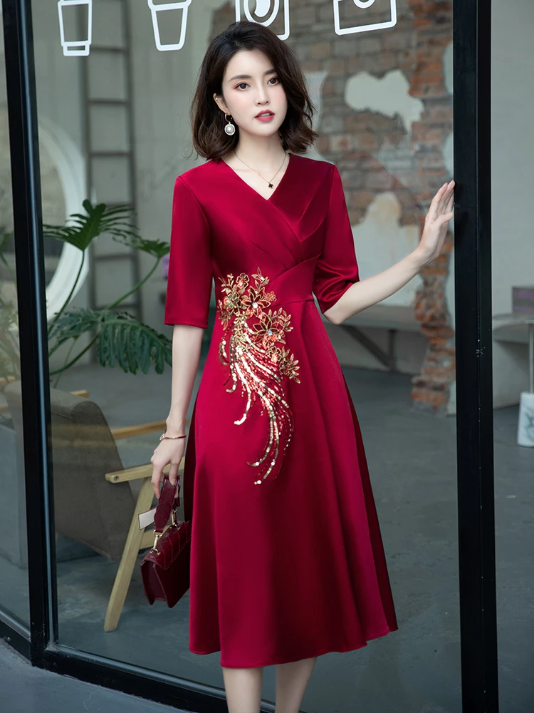 

Бордовое элегантное платье для свадебной вечеринки 2021, платье для матери жениха с V-образным вырезом, женское блестящее платье