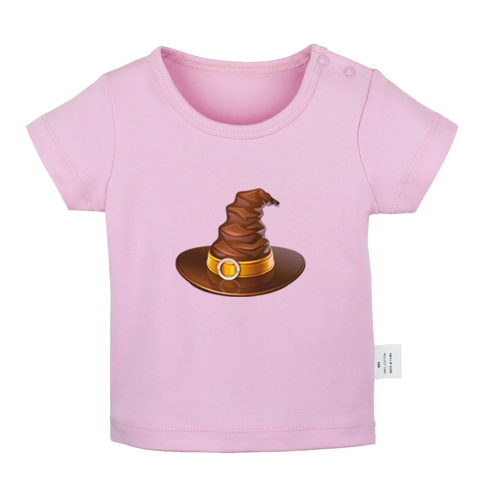 С героями мультфильмов с изображением летающей ведьмы на Хэллоуин надписью Trick Or