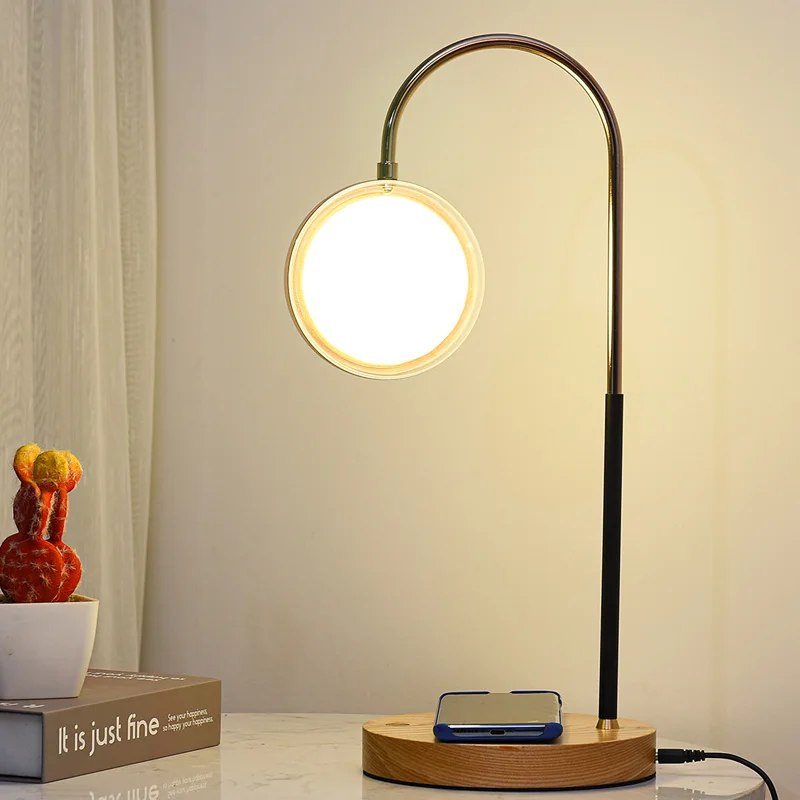 Винтажная настольная лампа Banker с деревянной основой из березы и беспроводным