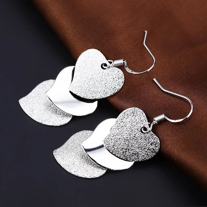 Женские сережки в форме сердца серебристого цвета матовые среднего размера для