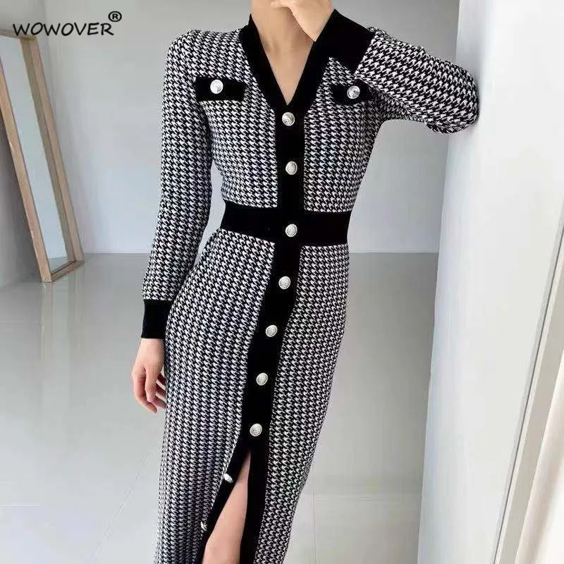 

Женское трикотажное платье-свитер средней длины, с длинным рукавом