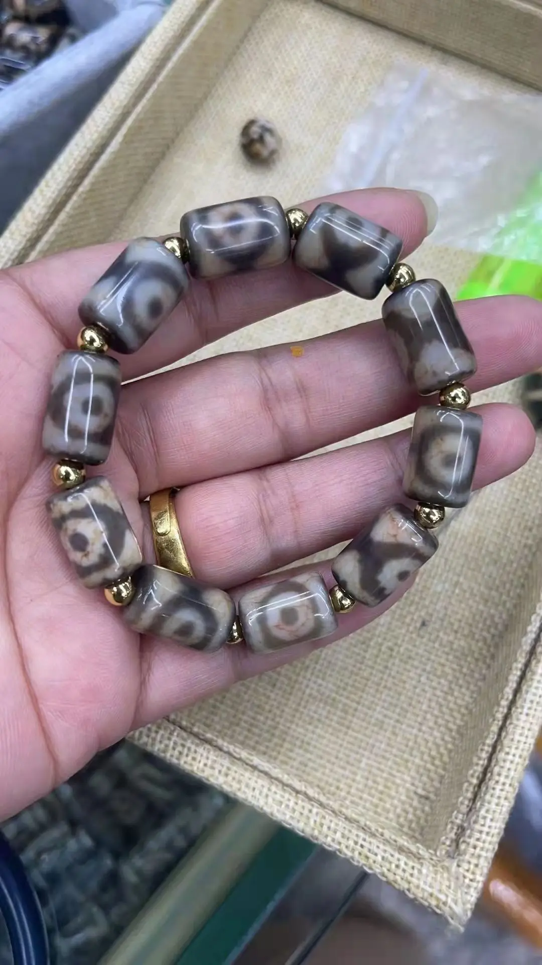 1pcs/lot rare gray tone old agate weathered patina mysterious blood silk tiger teeth three eyes pattern dzi bracelet Folklore