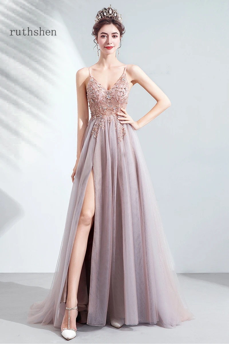 Женское вечернее платье на тонких бретельках длинное розовое из тюля расшитое