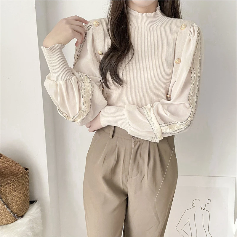 

Женский трикотажный свитер-водолазка с рукавом в виде листьев