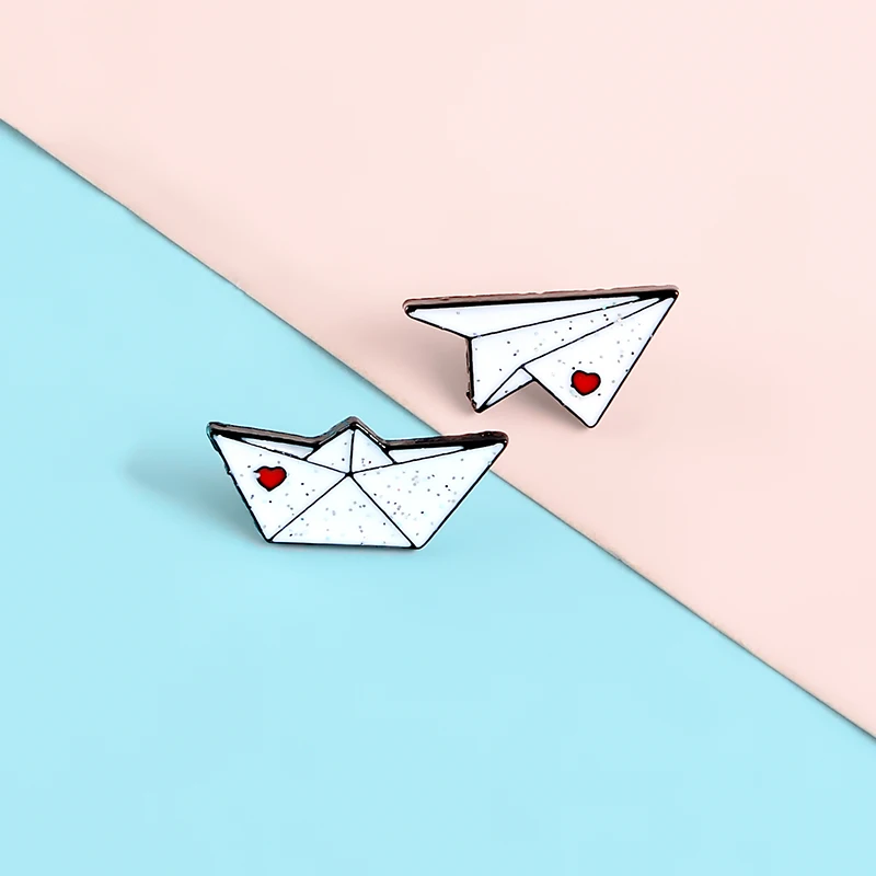 

Love Letter Pins Plane Boat with Heart Lapel Enamel Pins Couple Brooches Badges Clothes Bag Pins Jewelry Gifts For Love Friends