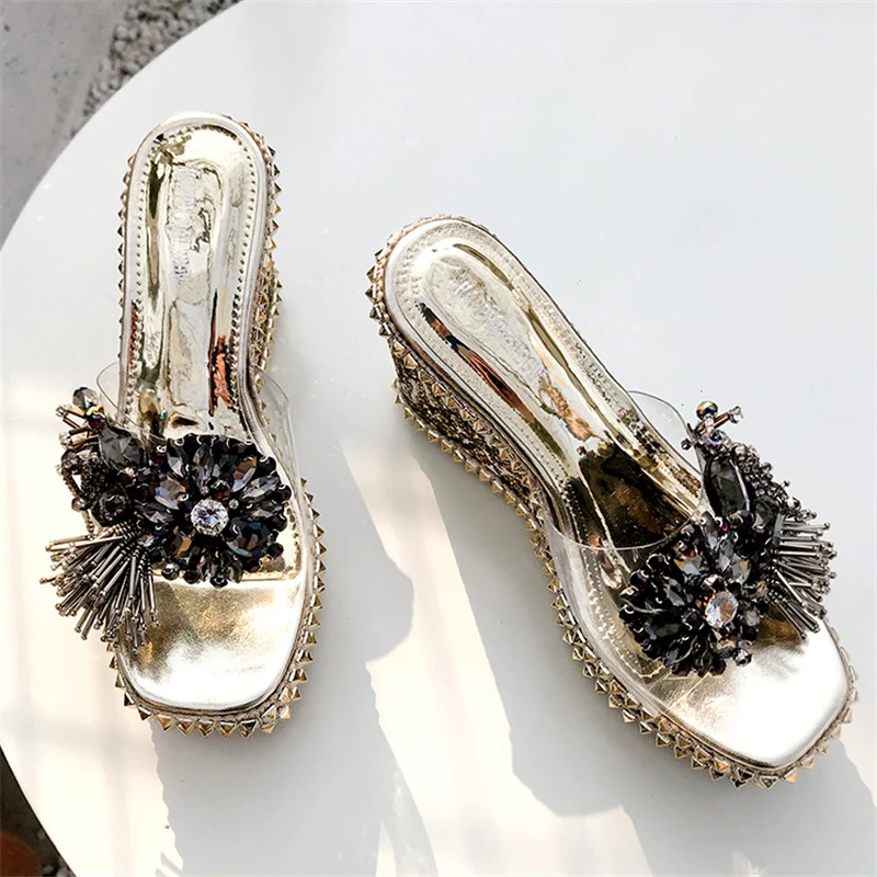 2019 г. Женские босоножки на танкетке с заклепками высоком каблуке 10 см 4 платформе