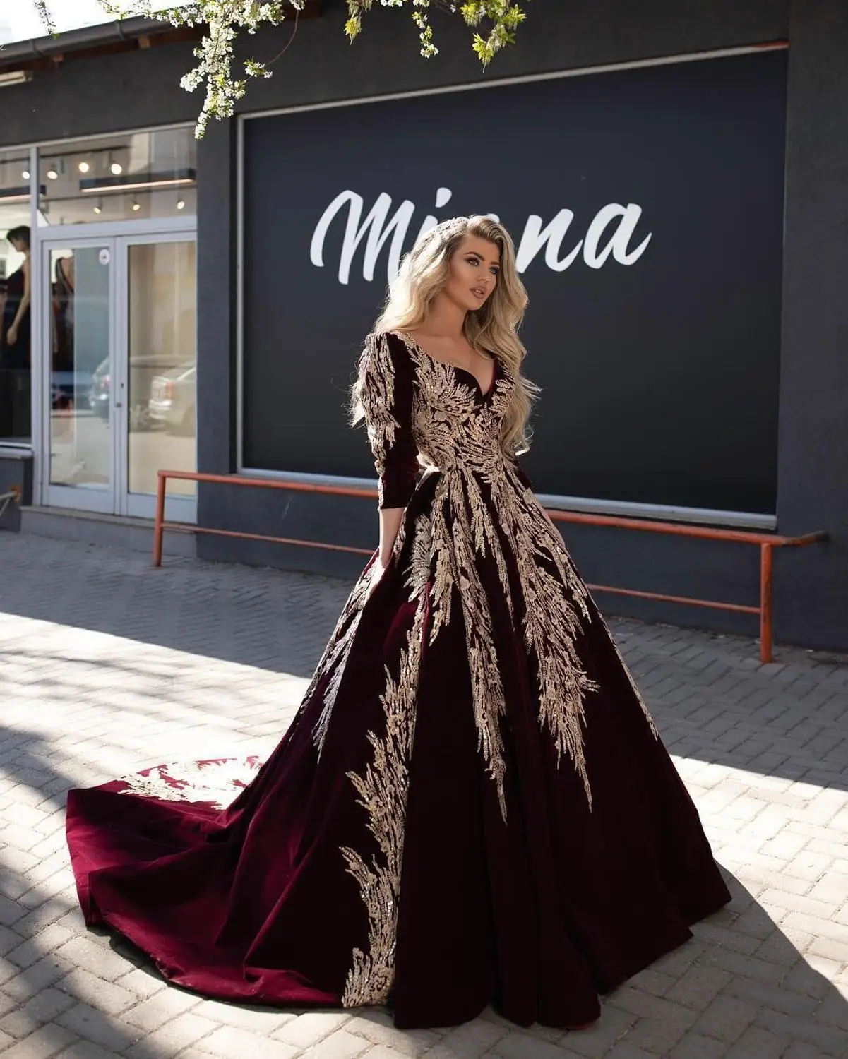 

Shwaepepty 2020 Dubai Arabic Burgundy Evening Dresses Lace Appliqued Prom Party Dress V Neck Long Sleeve Women Formal Event Wear