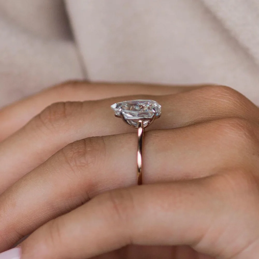 Кольцо обручальное с муассанитом D-образное изделие из белого золота 3 5 карат