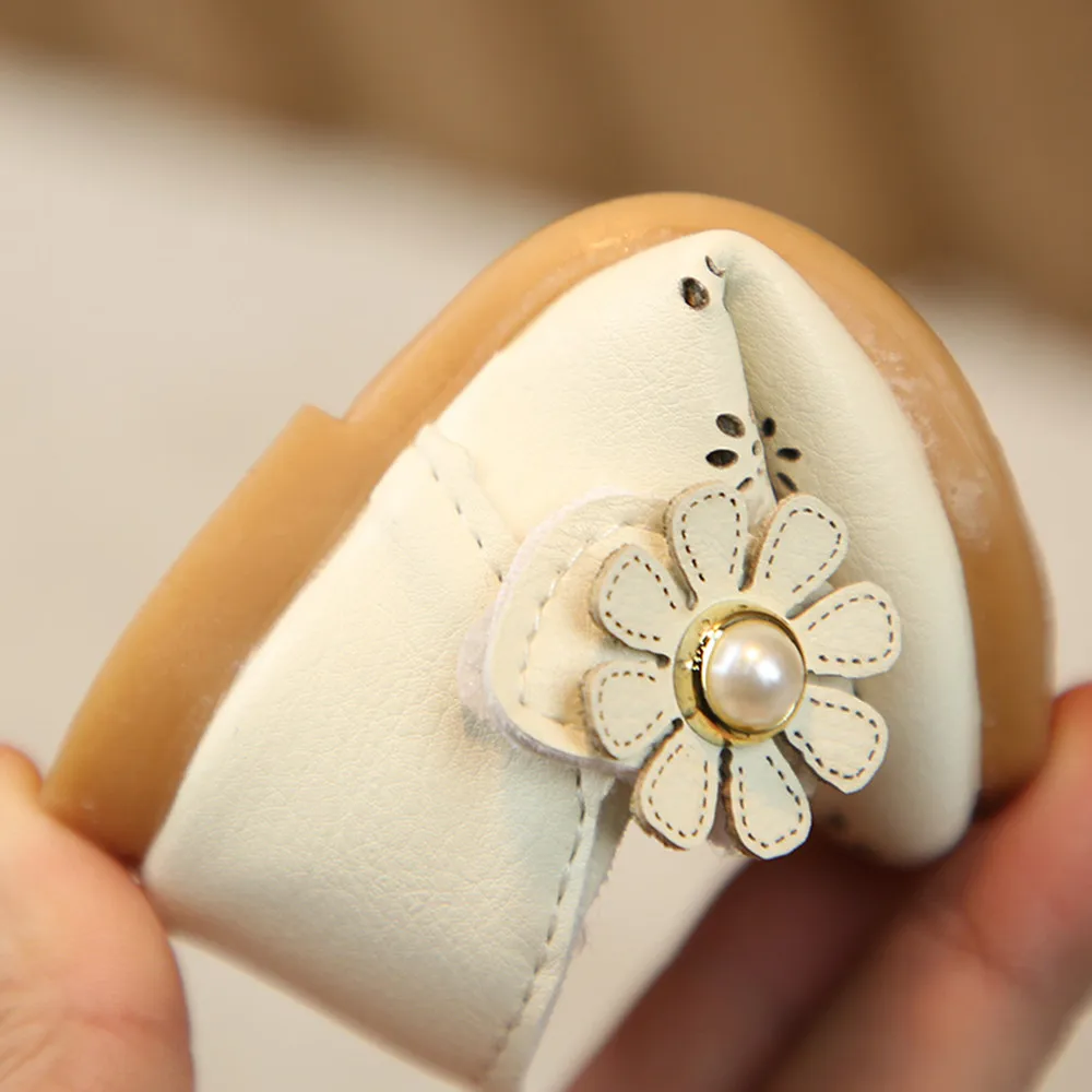 

Baby Leather Baby Girl First Walker Breathable Shoes Infant Flower Soft Soled Non-slip Footwear Hollow Design Crib Shoes