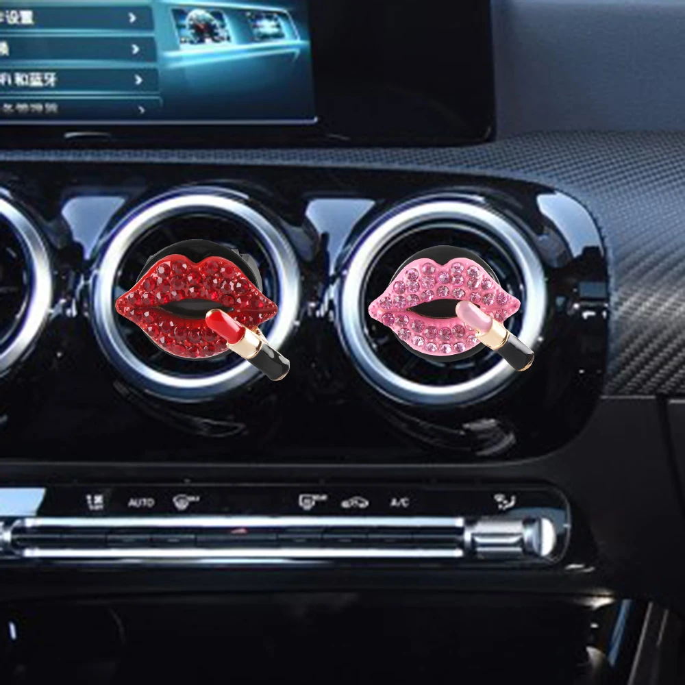 Автомобиль отделкой в виде красных губ автомобильного воздуховыпускного