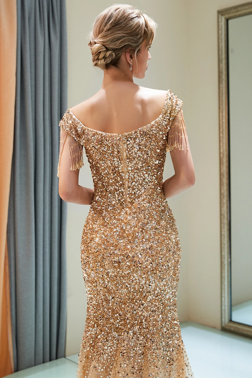 Бордовое Золотое длинное вечернее платье с открытыми плечами и кисточками