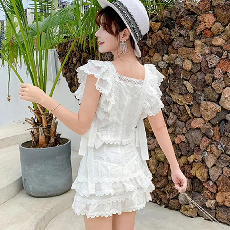 Женский комплект из 2 предметов облегающий короткий с вышивкой и кружевной