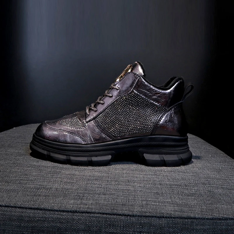 Модные ботильоны с металлическим украшением женская обувь из лакированной кожи