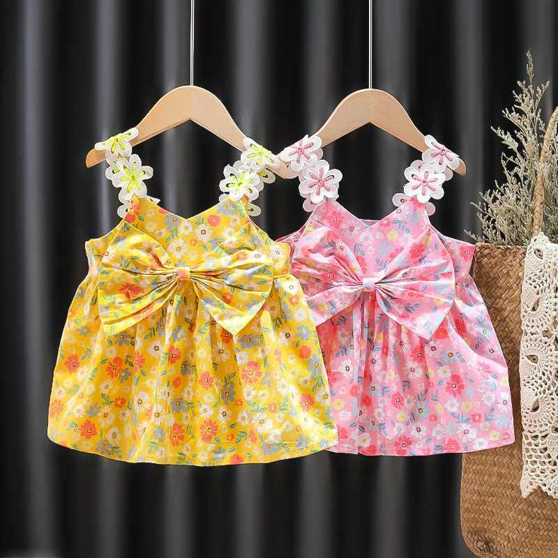 

Детское летнее платье до колен с открытыми плечами и бантом