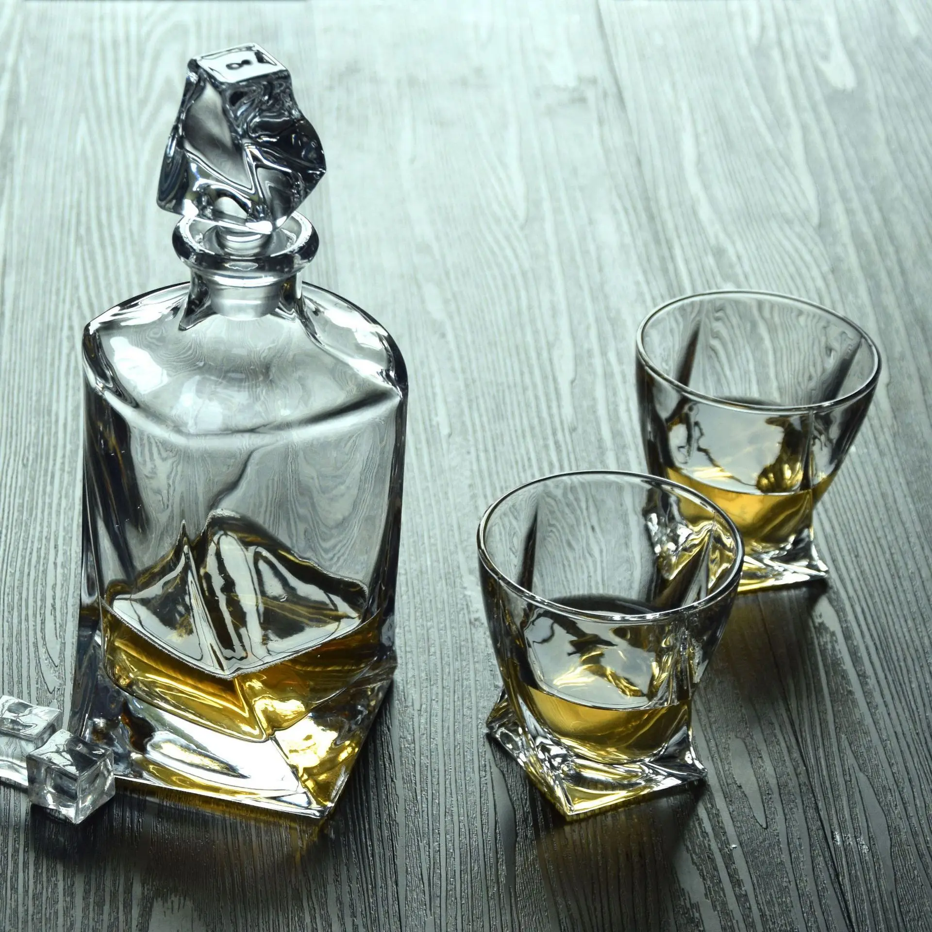 

luxury lead-free whiskey decanter set with 6 Pcs whiskey wine glass for Alcohol Bourbon Scotch 7 Pcs Set 200831-18