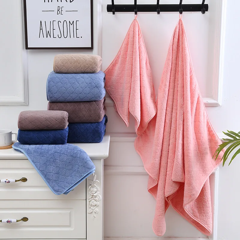 Простой европейский комплект полотенец из 2 штук однотонных больших полотенец для ванной комнаты размером 70х140 см из кораллового флиса синего цвета для женщин на лицо и руки.