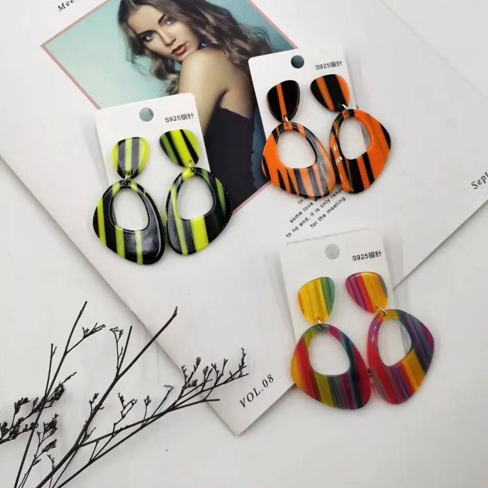 Женские акриловые серьги-подвески в полоску большие полимерные Серьги разных