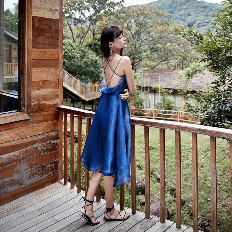 Женское платье с вырезом на спине синее вечернее миди без рукавов