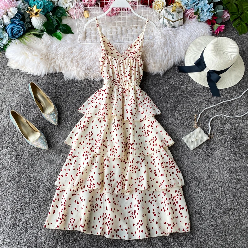 Женское винтажное платье в горошек красное с V-образным вырезом оборками и