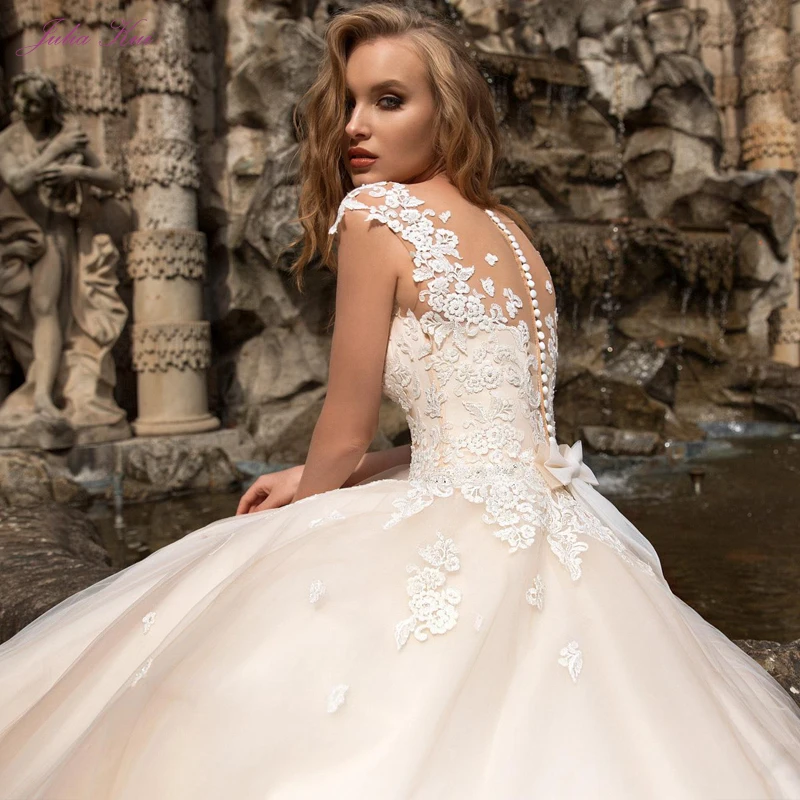 Свадебное платье с круглым вырезом Julia Kui элегантное бальное бантом и кружевной