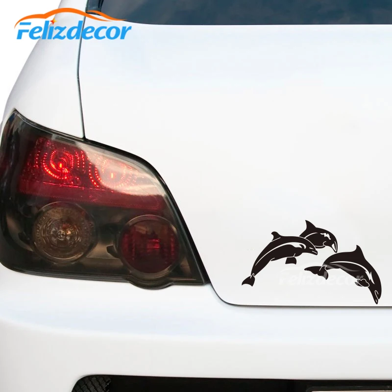 Три милых маленькие дельфины выполняют виниловые наклейки на автомобиль для