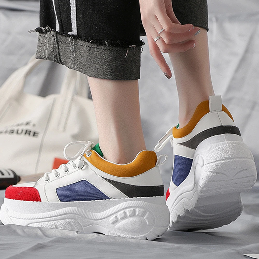 Модная женская обувь Сезон весна Новинка Маленькие белые туфли Женская цветная