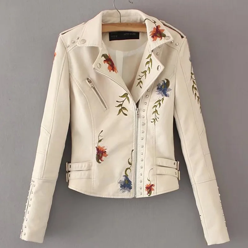 Женская кожаная куртка с вышивкой и заклепками новинка весны 2018 короткая тонкая