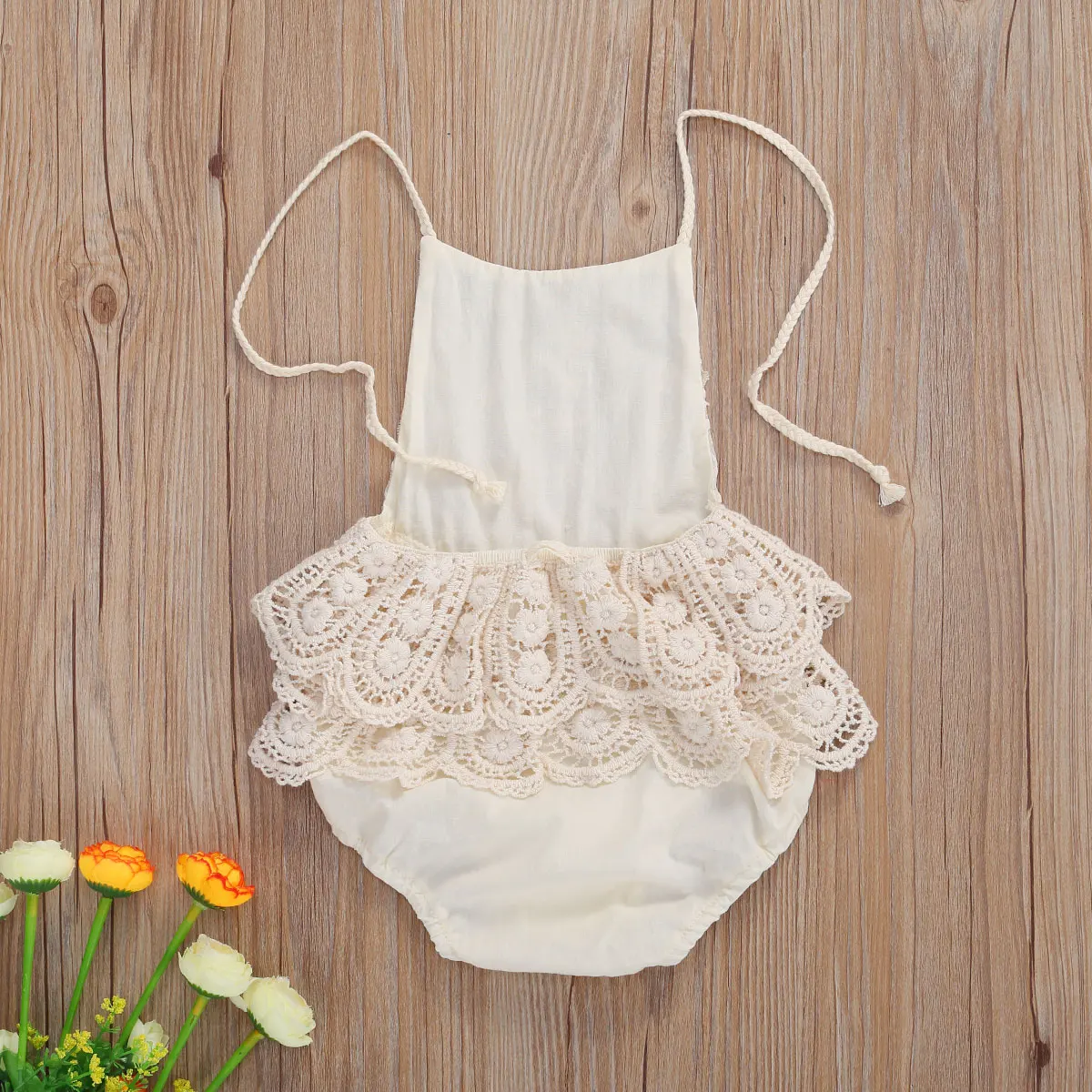 Однотонный кружевной комбинезон без рукавов на бретельках с оборками для