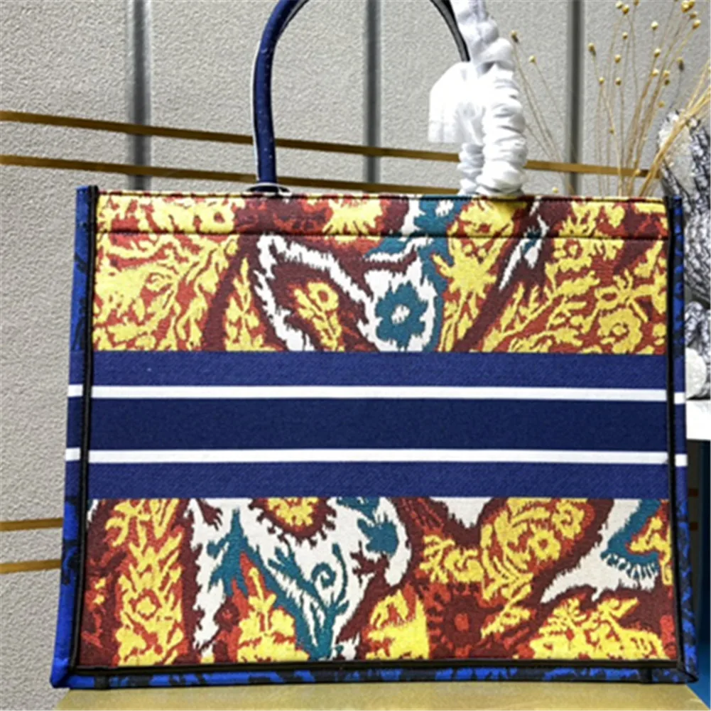 

2021 summer new female bag designer pattern embroidery exquisite large-capacity shopping bag handbag