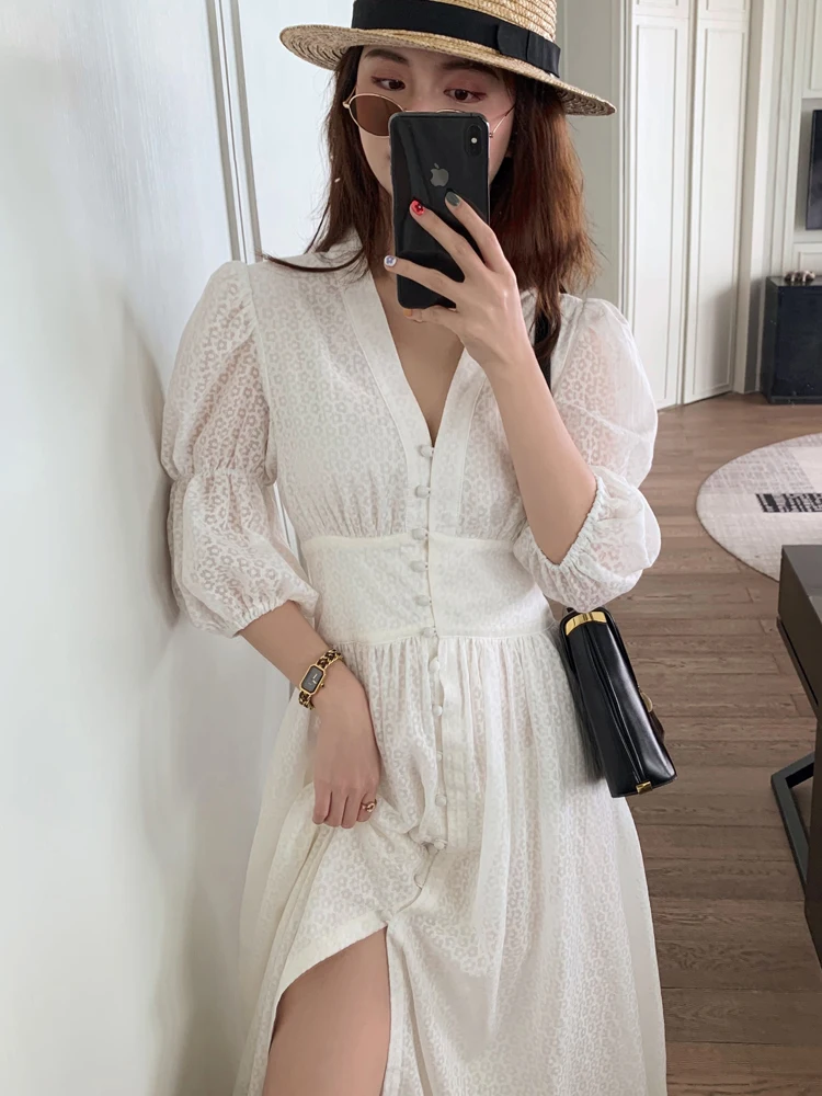 Женское винтажное платье с V образным вырезом белое однобортное длинное из хлопка разрезом и рукавами