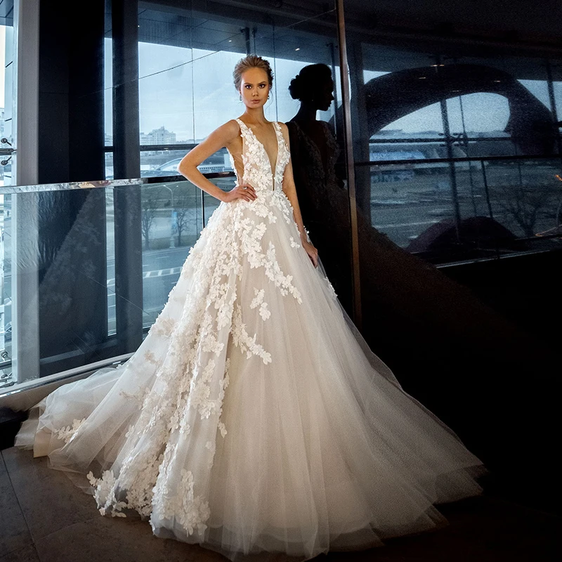 

Luxury Lace V Neck Ball Gown Wedding Dresses Sleeveless Princess Illusion 3D Flower Bridal Gowns Vestidos De Novias