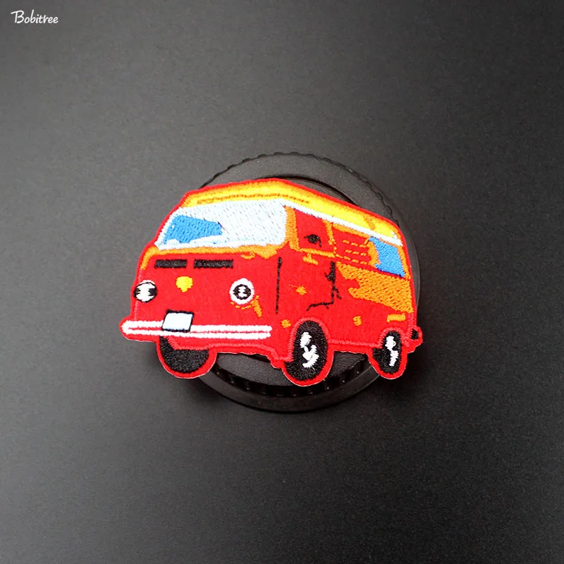 Мультяшные маленькие тканевые нашивки с красным автобусом вышитый значок