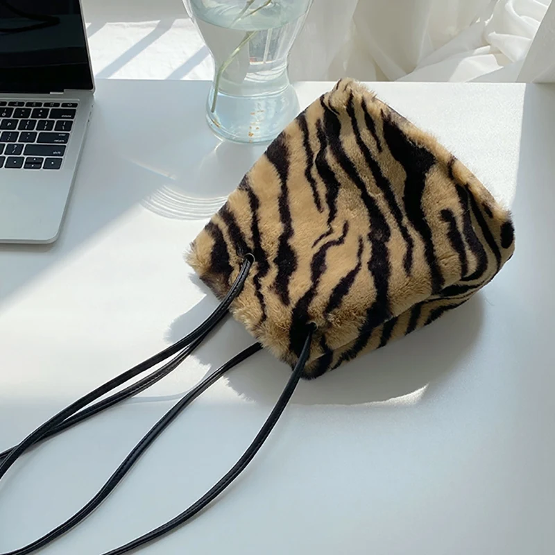

ASDS-Fashion Women's Plush Soft Handbag Retro Shoulder Messenger Bag Casual Warm Winter Zebra Pattern Tote Bag