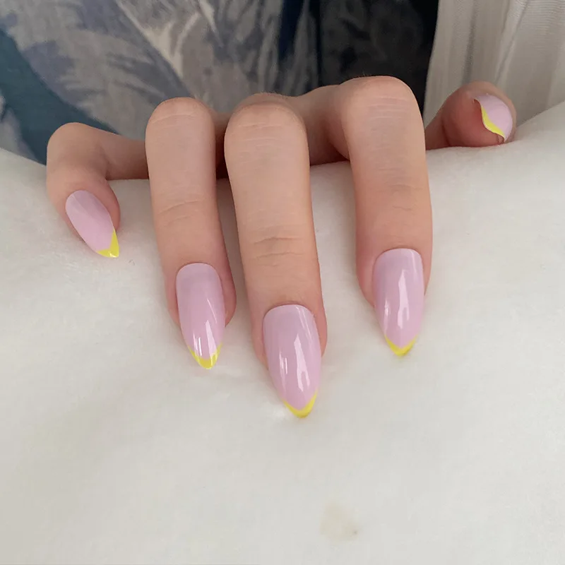 

Нежные зеленые французские гвозди средней длины на шпильке, прижимные гвозди